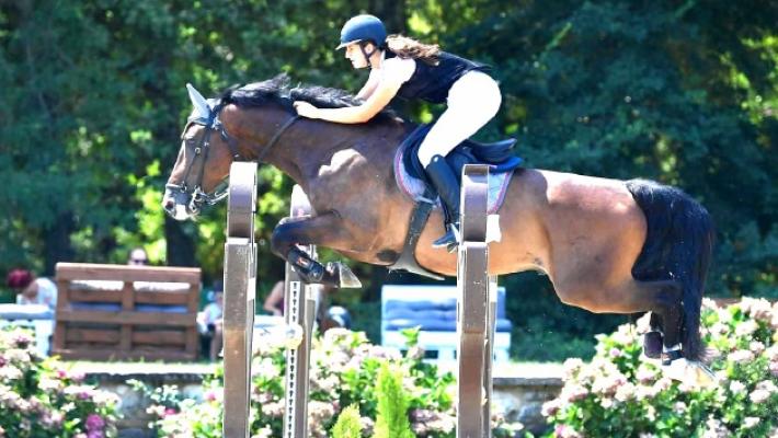 Rebecca cade da cavallo e si frattura tre vertebre