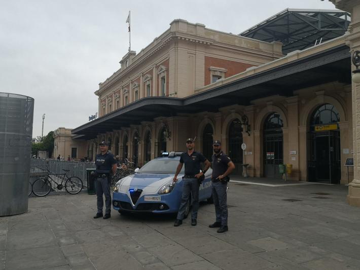 Dopo la scuola picchia e rapina un ragazzo che aspettava il bus: arrestato 19enne
