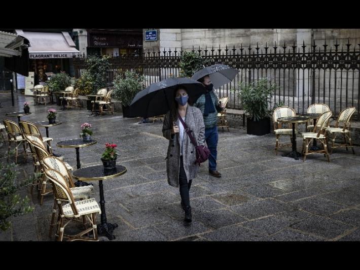 Parigi, bar chiusi, ristoranti aperti con restrizioni