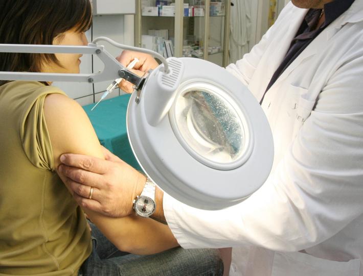 Vaccino: boom di richieste, ma in farmacia non c'&egrave;