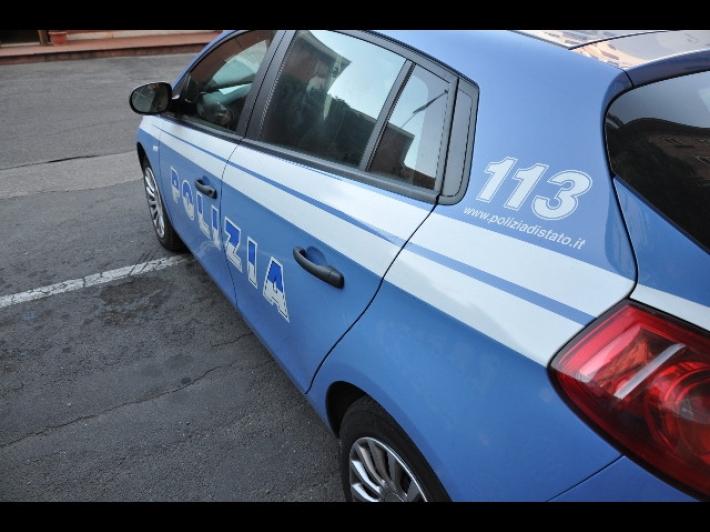 Pistola a scuola per spaventare rivale in amore, arrestato