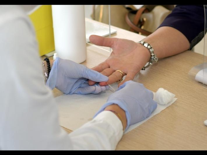 Dal 19 ottobre in Emilia Romagna test rapidi in farmacia per studenti, genitori e familiari conviventi