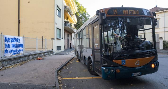 Via Verdi chiusa per una manifestazione: deviazione per la linea 15