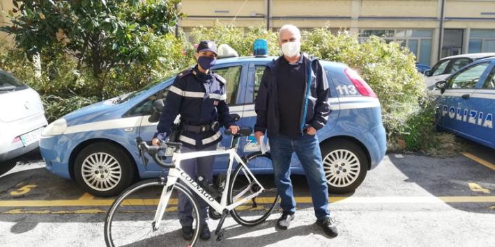  La polizia  sequestra e restituisce una bicicletta da corsa rubata