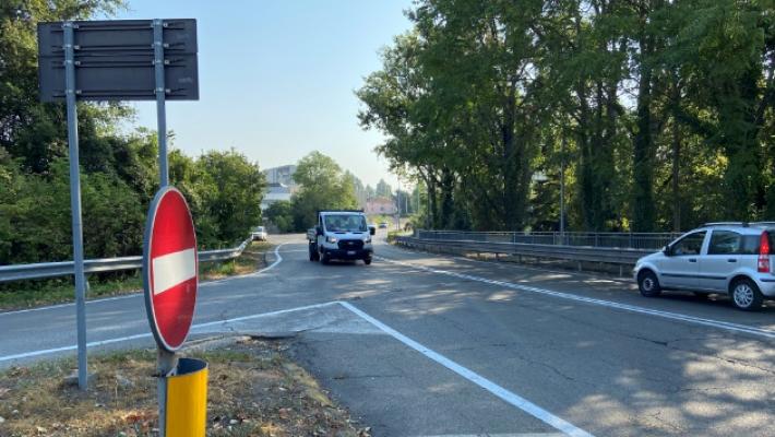 Via Mantova, si &egrave; costituito l'automobilista 50enne che ha travolto il giovane pakistano, la cui vita &egrave; appesa a un filo