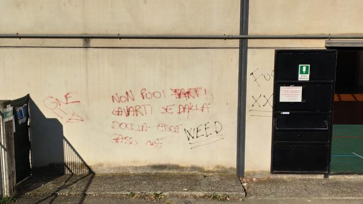Lesignano, svastica sul muro della palestra