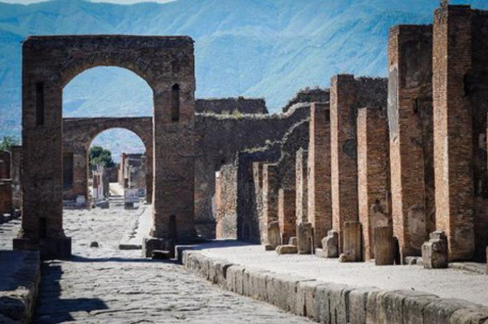 Rubano reperti a Pompei ma li riconsegnano: "Portano sfiga"