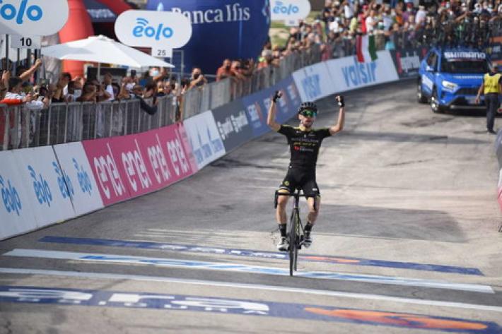 Positivo al coronavirus, Simon Yates si ritira dal Giro d'Italia