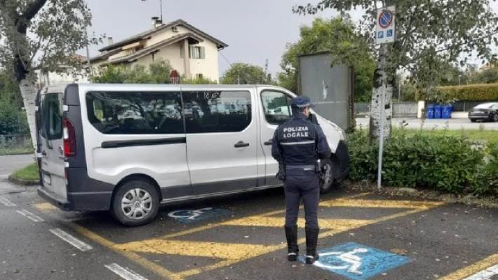Stalli per disabili occupati, arrivano gli agenti in borghese