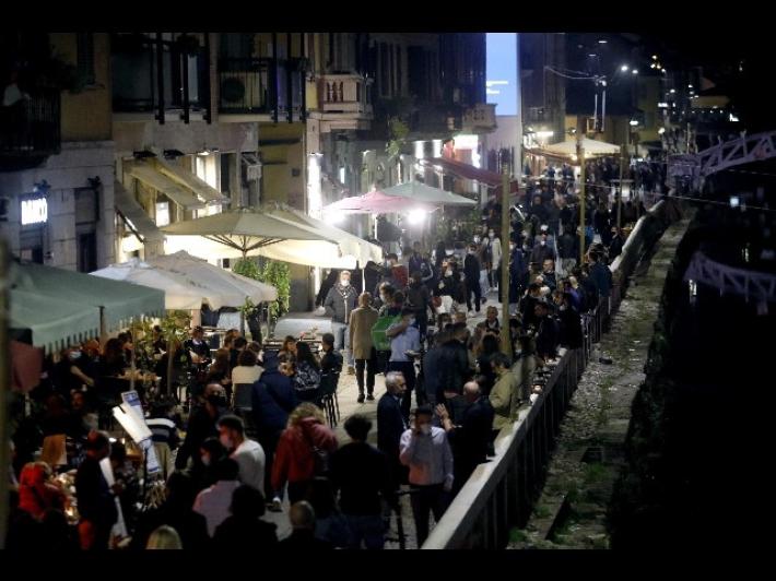 Stop a vetro e lattine: a Milano ordinanza anti movida