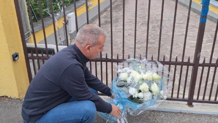 Vignale, il sindaco depone un mazzo di fiori