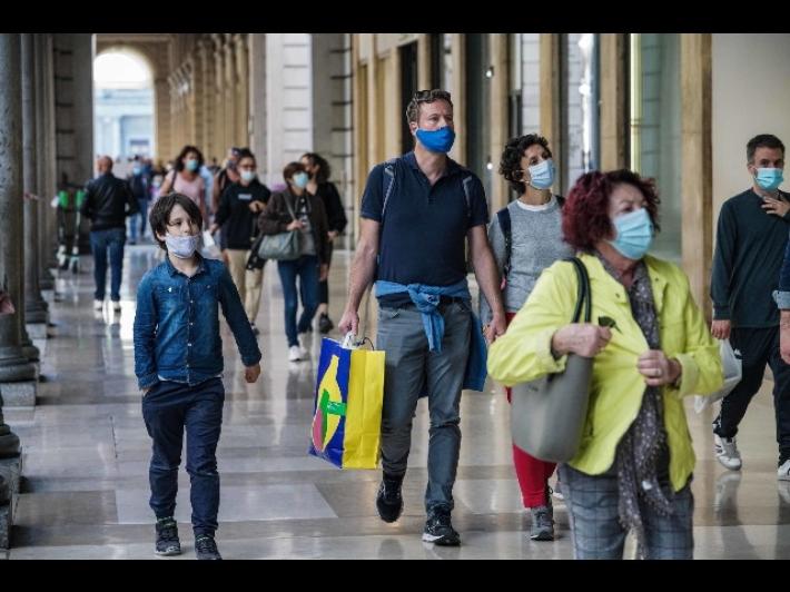 Covid: contagi stabili in Italia, +5.456 in un giorno. 26 vittime 