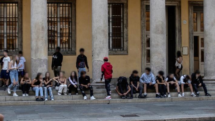 Rissa a bottigliate tra bande davanti al Regio