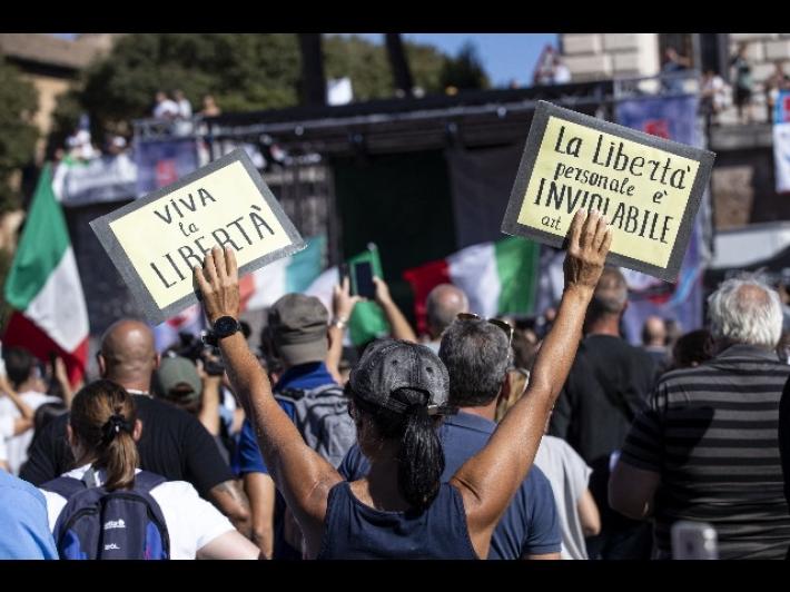 Il preteso diritto alla felicit&agrave; e la dietrologia dei &ldquo;negazionisti&rdquo;