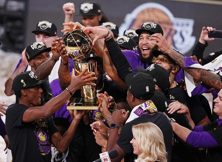 I Los Angeles Lakers vincono il titolo dopo 10 anni: Miami si arrende in finale 4-2 