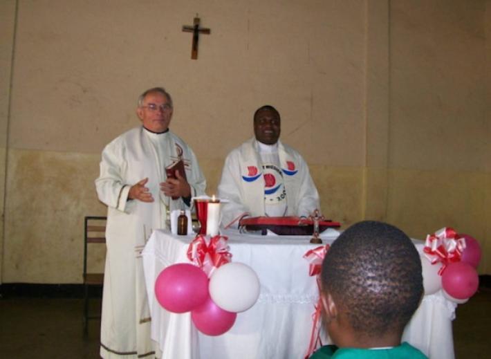 Noceto, fedeli in aiuto di don Jonn