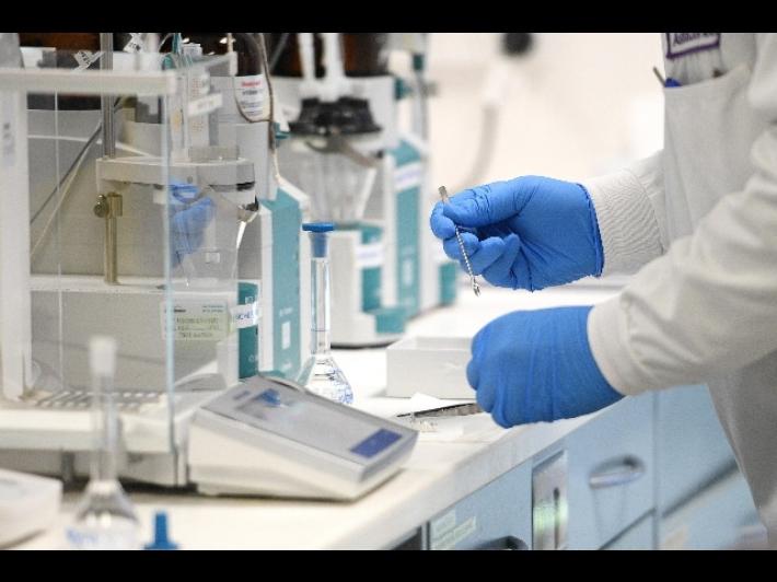 Johnson&Johnson sospende la sperimentazione del vaccino