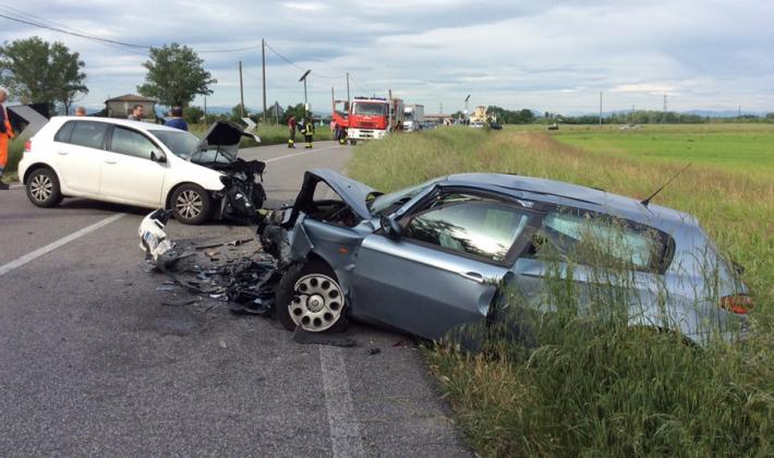Pauroso frontale in via Burla: due feriti