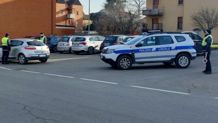 Al bar col suv sequestrato dopo 15 mila euro di multe prese in una settimana: scoperto, si d&agrave; alla fuga