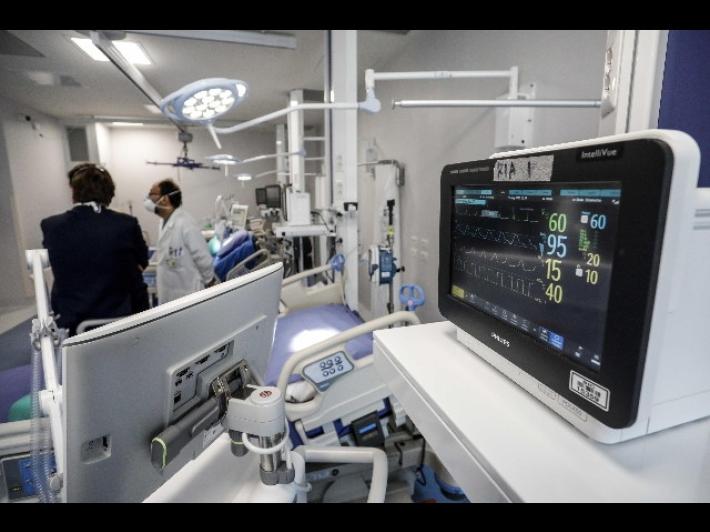 Covid, il direttore della Terapia intensiva del Sacco: "La situazione pu&ograve; esplodere"
