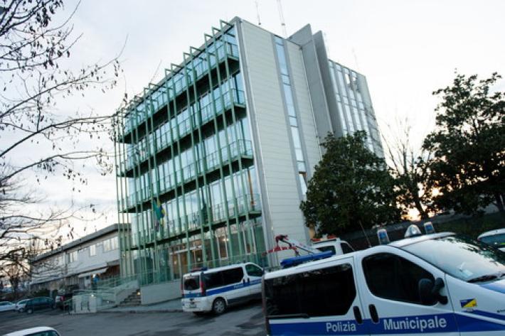 Cellulari, pale, un casco bimbo: gli oggetti smarriti ritrovati a settembre