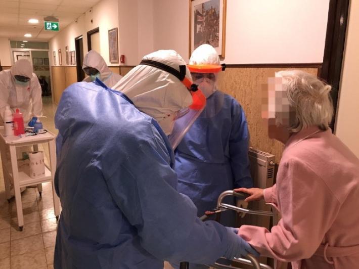 Strutture per anziani, la Cgil: "Massima allerta per i nuovi contagi"