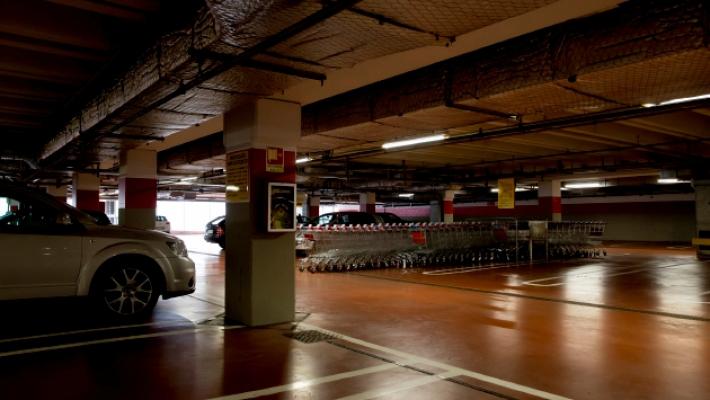 Donna derubata nel parcheggio del supermercato