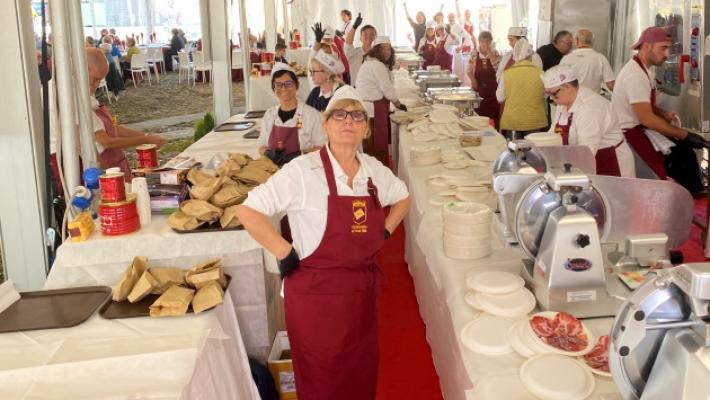 Tort&eacute;l d&oacute;ls e fiori, il paese si riempie di visitatori