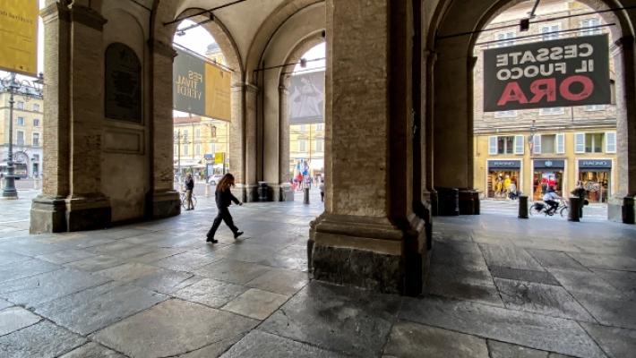 Spintonato da un ragazzino sotto i Portici del Grano: 70enne all'ospedale