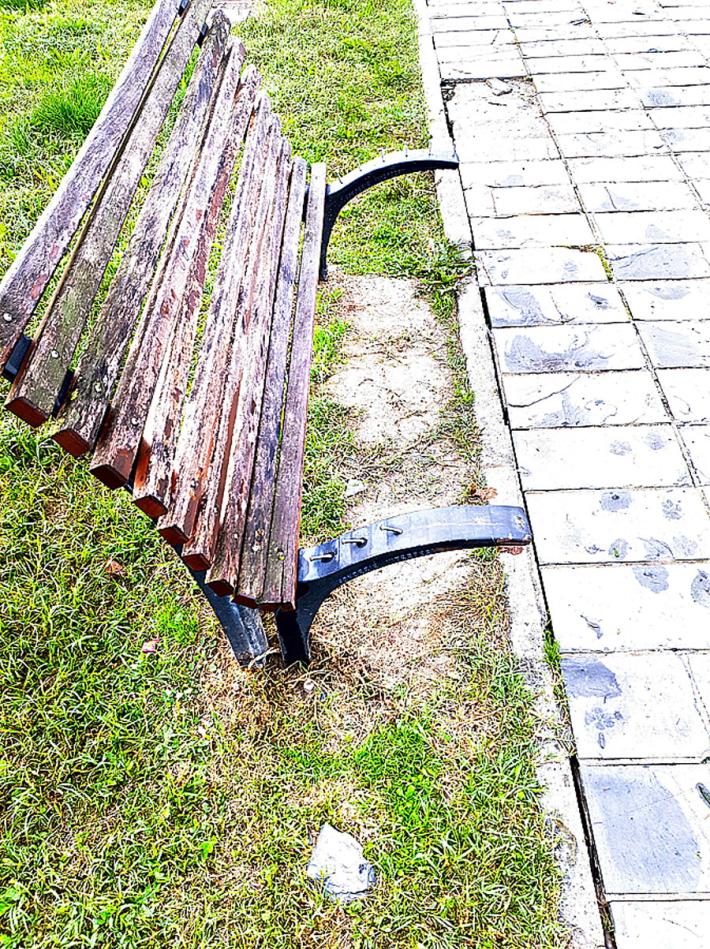 "Panchine pericolose al Centro giovani Montanara"