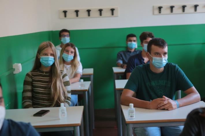 &laquo;No alla dad: la scuola &egrave; il luogo pi&ugrave; sicuro. Il problema? Trasporti e tempo libero&raquo;