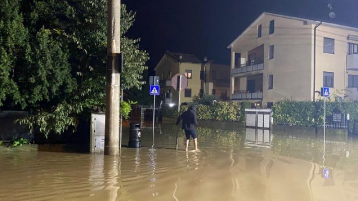 Torrile, il Galasso supera l'argine: un quartiere sott'acqua