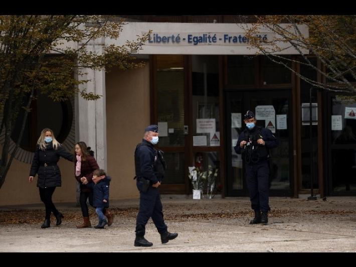 Prof decapitato: salgono 11 le persone fermate
