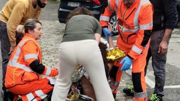 Auto in fiamme: la mamma ha salvato la figlia dalle fiamme