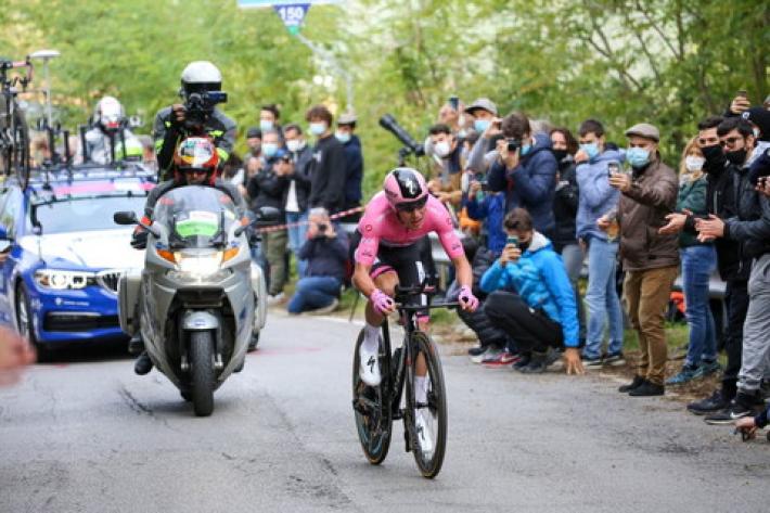 Geoghegan Hart vince la 15a tappa a Piancavallo, Almeida resta rosa