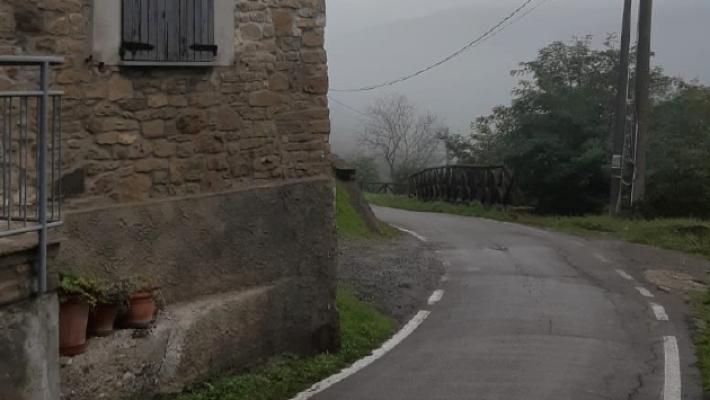 Camion intrappolati fra le case di Cedogno: la protesta dei residenti