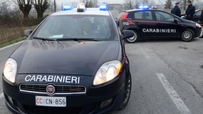 L'amico aggredisce la moglie, lui la difende, ma viene preso a colpi di cric