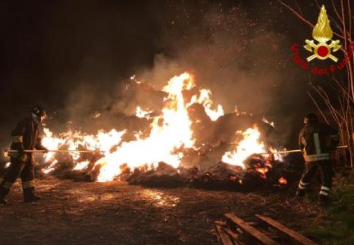 Sissa, scoppia un incendio in un fienile, vigili del fuoco al lavoro dalle 5