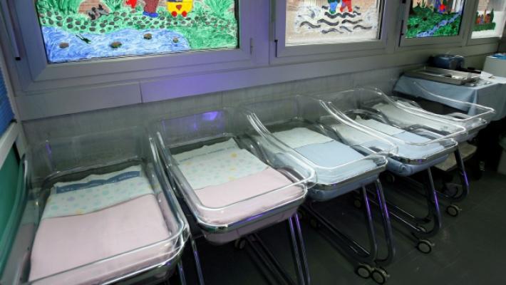 Culle vuote: mille bimbi in meno all'anno rispetto al 2010 e genitori sempre pi&ugrave; anziani