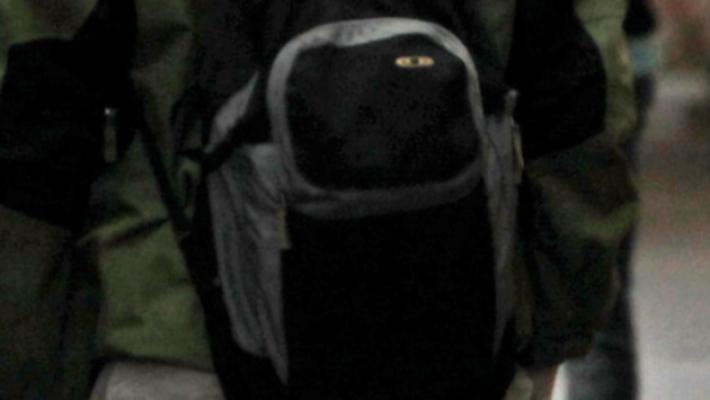 Trova lo  zaino di un &laquo;prof&raquo;, lo difende dal ladro e poi lo restituisce