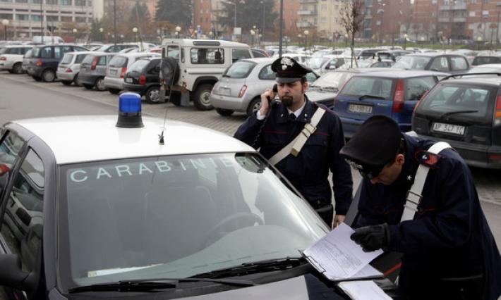 Nel parcheggio degli abusivi ora c'&egrave; anche lo spaccio