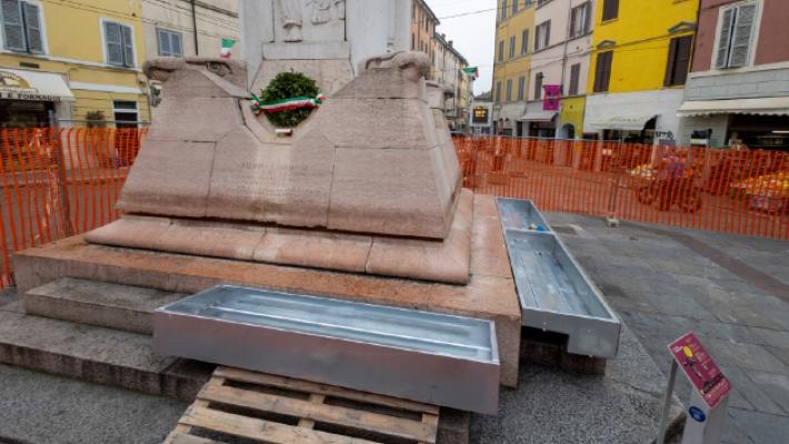 Sotto al monumento di Corridoni spuntano le fioriere anti degrado