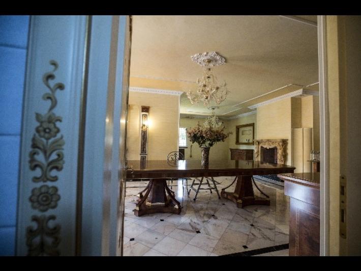 Iniziata la demolizione delle ville (con piscina) dei Casamonica a Roma