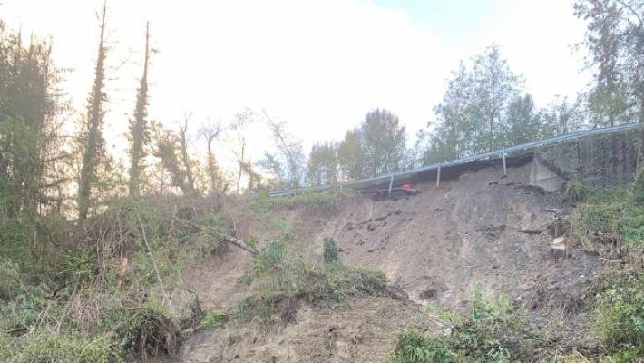 Compiano, mille disagi a causa della frana