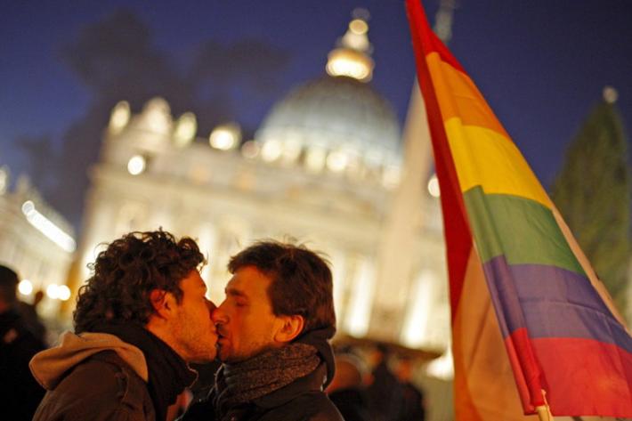 Il Papa apre alle unioni civili per le coppie gay