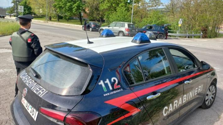 Trasforma il garage in un salone da parrucchiere: multato