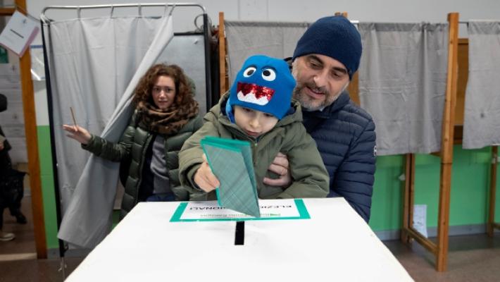 Ai seggi sbadigli e pennichelle nell'attesa dei (pochi) votanti