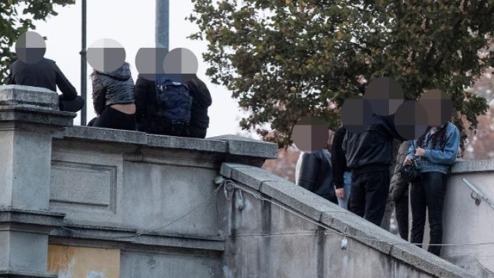 Minacciato e rapinato alla fermata del bus da una banda di quattro ragazzini