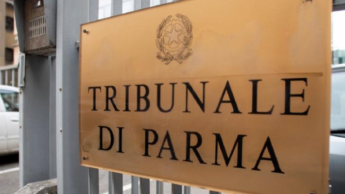 Conto alleggerito a un anziano, patteggiano figlio e nuora