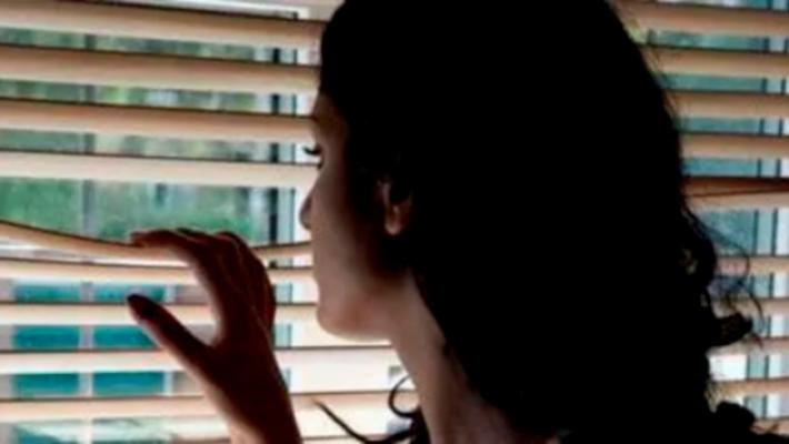 &laquo;Sei una mezza donna&raquo;: insulti e sassi contro la vicina e i suoi genitori